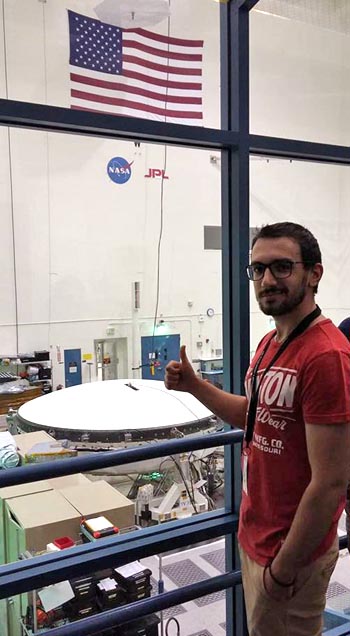 Stefano Cappucci si è trasferito a vivere a Los Angeles dove lavora come ingegnere aerospaziale alla NASA