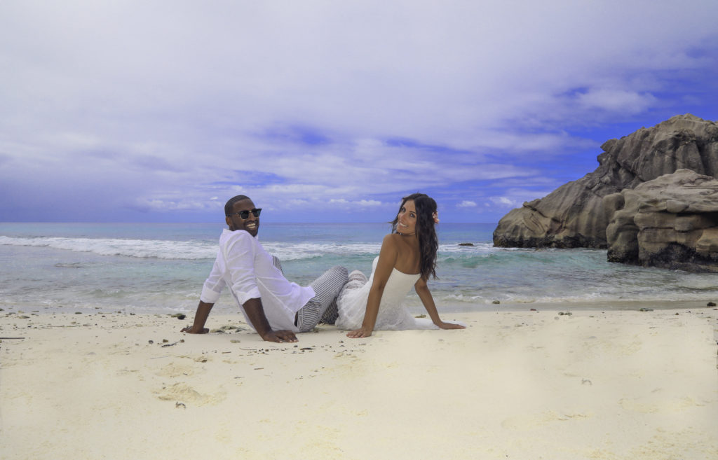 Love and Travel: si sposano, a grande sorpresa, su una spiaggia delle Seychelles