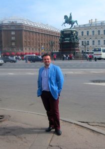 Vincenzo ha scelto di vivere a Mosca dove lavora come insegnante, traduttore e interprete