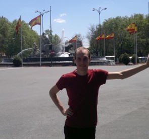 Alessandro si è trasferito a vivere a Madrid dove lavora come giornalista
